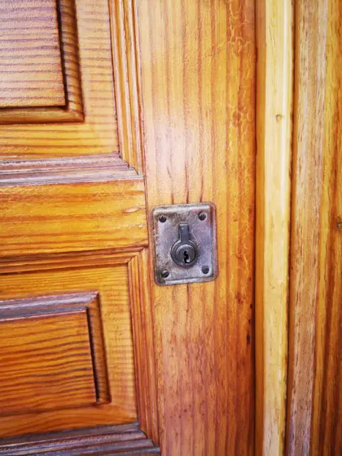 Técnico de Cerralmería abriendo la cerradura de una vivienda en Almería