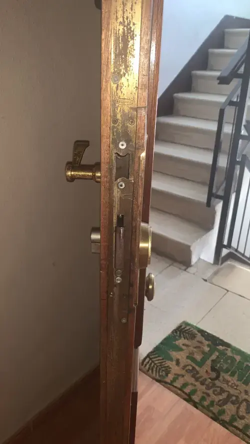 Cerrajero realizando una apertura de puerta sin daños en Almería