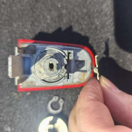 Cómo abrir una puerta con el bombín roto: técnicas efectivas