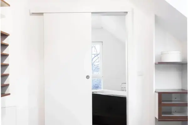 Puerta corredera empotrada atascada: causas y soluciones