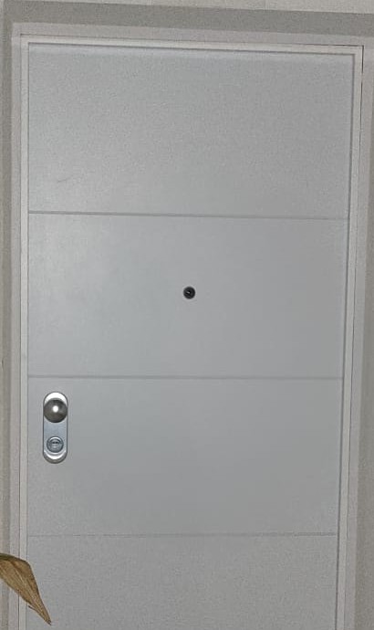 Apertura de puerta realizada por Cerralmería en un edificio de Aguadulce