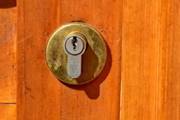 La cerradura de mi puerta va muy dura: causas y soluciones