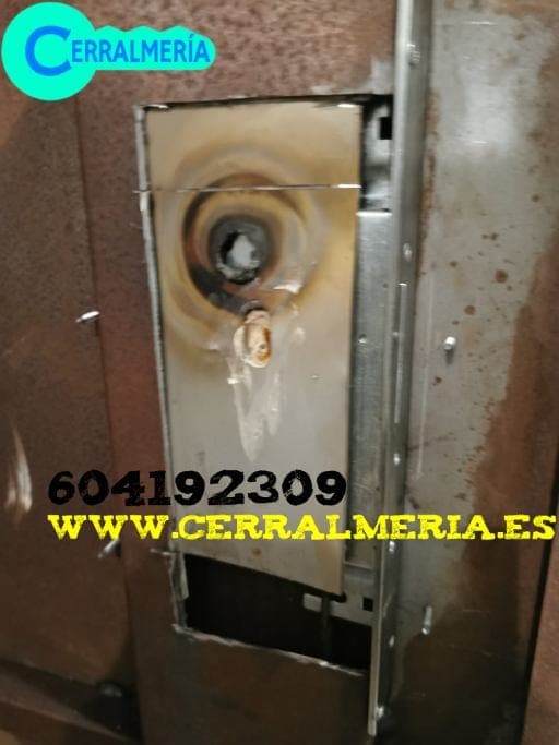 Cerrajero realizando una apertura de puerta sin daños en Retamar