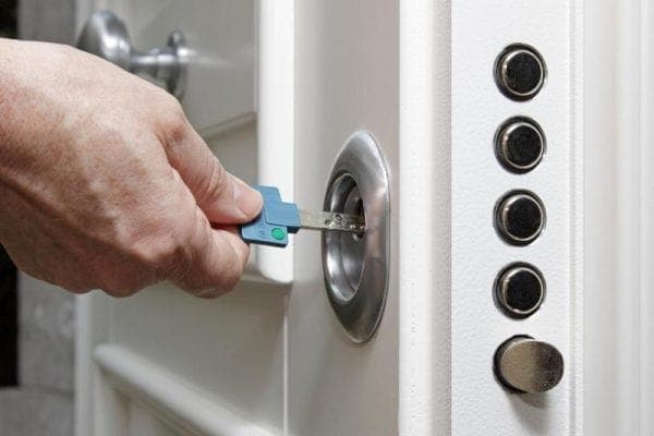 Cerrajero cambiando una cerradura en una vivienda de Roquetas de Mar