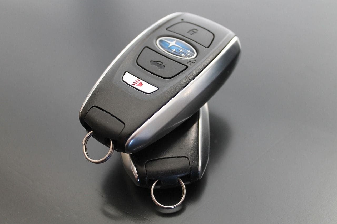 Programación de llave de coche con máquina profesional en Roquetas de Mar