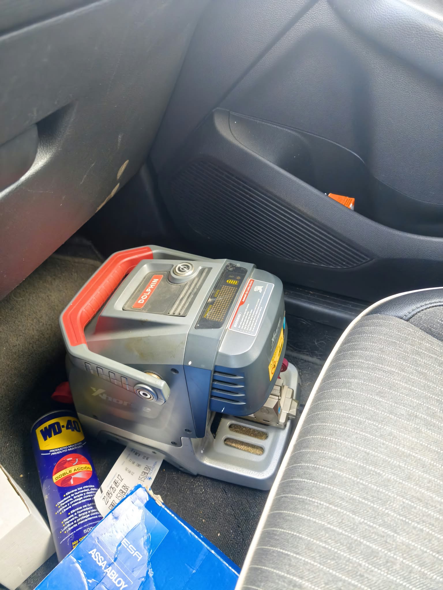 Máquina de tallado de llaves de coche utilizada por Cerralmería en Almería
