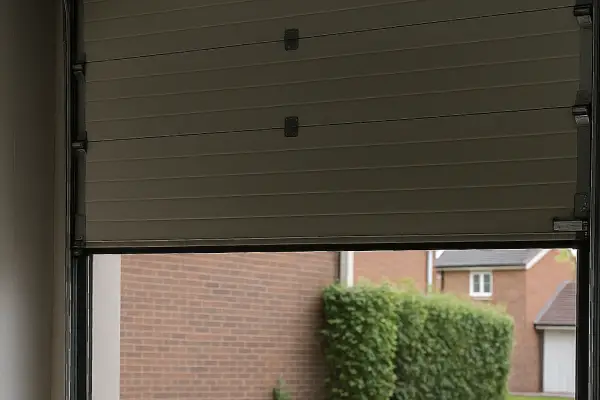 ¿Por qué mi puerta de garaje se abre sola? Soluciones